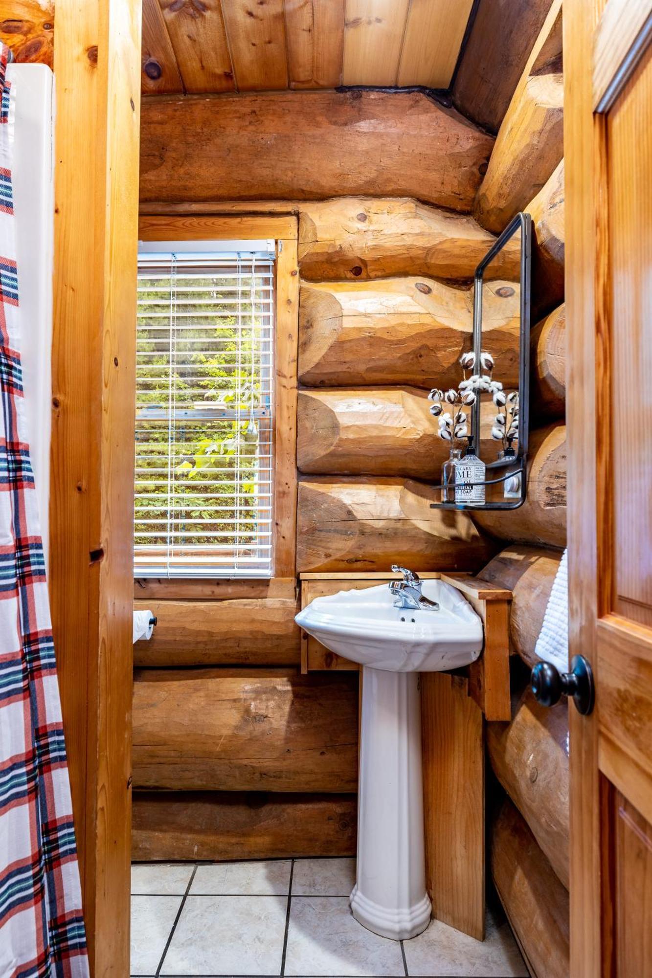 Smokies Boutique Cabins: Mountain Retreat with Resort Amenities Gatlinburg Exterior photo