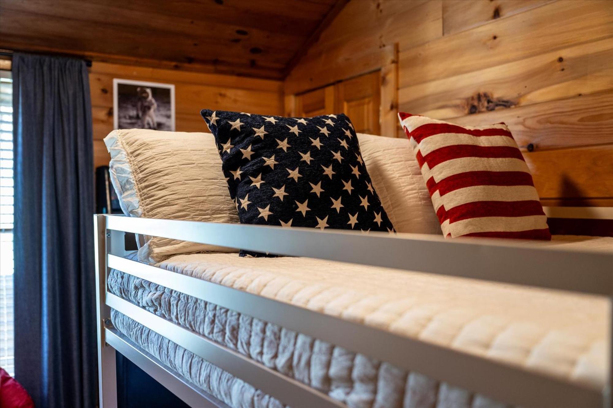 Smokies Boutique Cabins: Mountain Retreat with Resort Amenities Gatlinburg Exterior photo